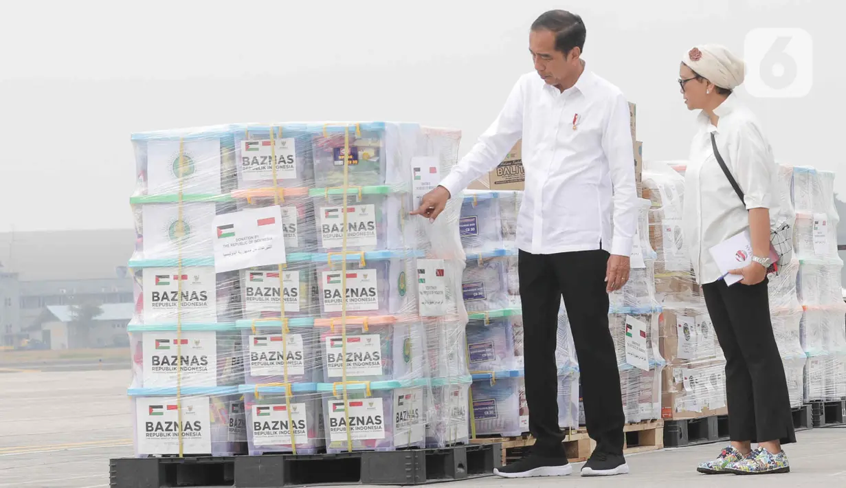 <p>Presiden Joko Widodo atau Jokowi didampingi Menlu Retno Marsudi mengecek barang bantuan untuk Palestina di Pangkalan Udara TNI AU Halim Perdana Kusuma, Jakarta, Sabtu (4/11/2023). (Liputan6.com/Herman Zakharia)</p>