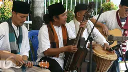 Lagu dan musik Keroncong Tugu dialunkan oleh kelompok musik di TPS 04 Gambir, Jakarta Pusat, Rabu (19/4). TPS 04 ini menjadi lokasi Presiden Joko Widodo (Jokowi) dan Ibu Negara menyalurkan hak pilihnya dalam Pilkada DKI 2017. (Liputan6.com/Angga Yuniar)