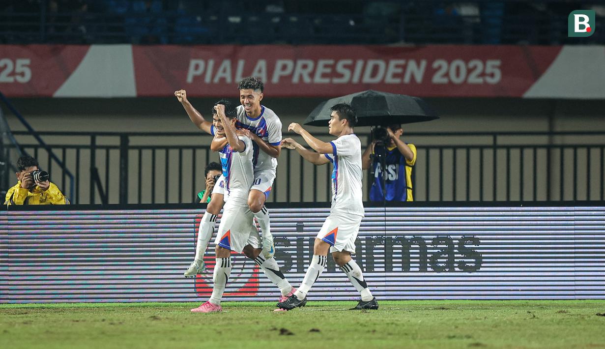<p>Selebrasi Teerasak Poeiphimai usai berhasil mencetak gol penyama kedudukan pada final Piala Presiden 2025&nbsp;di Stadion Si Jalak Harupat, Kabupaten Bandung, pada Minggu (13/7/2025) malam WIB. (Bola.com/Bagaskara Lazuardi)</p>