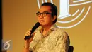 Tantowi Yahya memberikan penjelasan terkait peluncuran CD kolaborasi Artis Indonesia di Jakarta, Selasa (20/12). CD kolaborasi tersebut sebagai kontribusi positif untuk merawat kebhinekaan Indonesia.(Liputan6.com/Gempur M Surya)