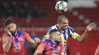 Bek FC Porto, Pepe, menyundul bola saat melawan Chelsea pada laga Liga Champions di Stadion Ramon Sanchez Pizjuan, Kamis (8/4/2021). Chelsea menang dengan skor 2-0. (AP Photo/Angel Fernandez)