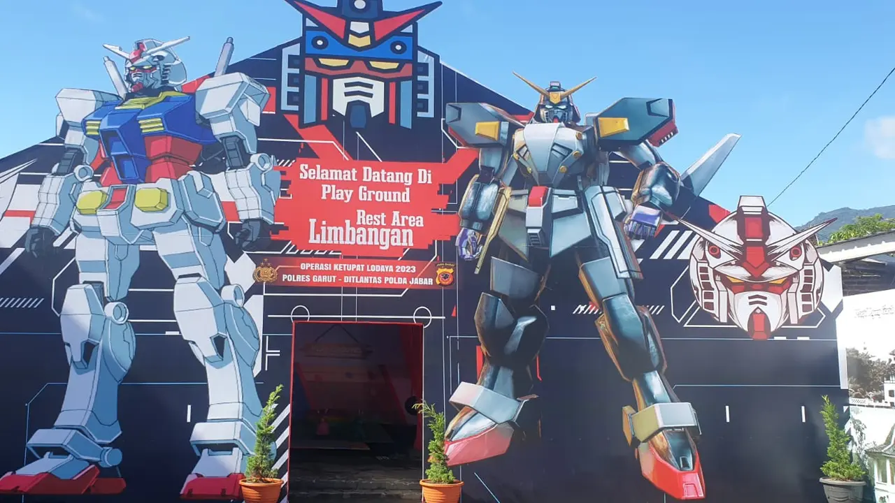 Pospam ‘Transformer’ Limbangan, Kabupaten Garut, Jawa Barat didesaian khusus dengan menghadirkan tokoh robot transformer untuk memanjakan pemudik lebaran 2023, terutama anak-anak. (Liputan6.com/Jayadi Supriadin)