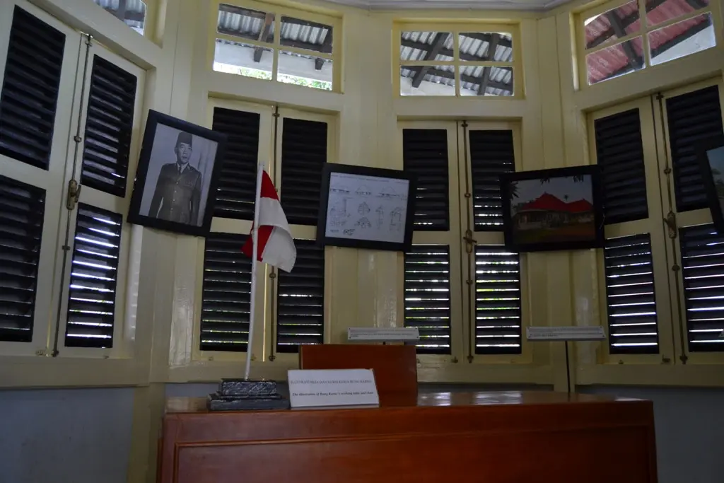 Ruang kerja ini merupakan salah satu ruangan favorit Bung Karno untuk melakukan aktifitas selama diasingkan di Bengkulu tahun 1938 hingga 1942 (Liputan6.com/Yuliardi Hardjo) 