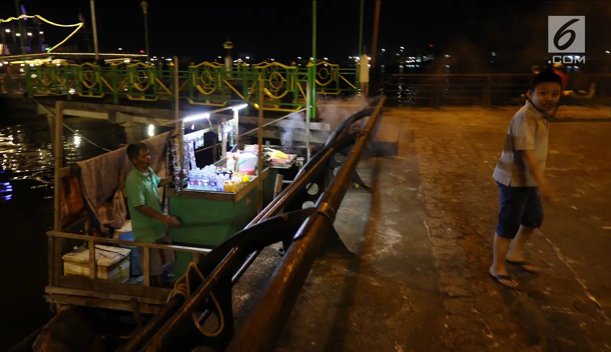 Pedagang menunggu pembeli saat menjajakan dagangannya di atas perahu di Alun-Alun Sungai Kapuas, Pontianak, Kalimantan Barat, Kamis (12/4). Akibat dilarang, para pedagang ini memilih berdagang di atas perahu. (Liputan6.com/Johan Tallo)