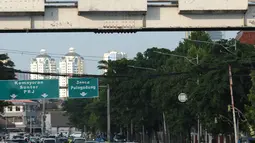 Pengendara melintas di bawah spanduk dukungan untuk Gatot Nurmantyo di JPO Pasar Baru Jalan Dr Sutomo, Jakarta, Minggu (1/4). Terdapat tulisan "Pemimpin masa depan Indonesia 2019-2024,". (Liputan6.com/Helmi Fithriansyah)
