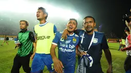 Kapten tim Persib Bandung, Firman Utina (ketiga dari kiri) menangis usai mengalahkan Persipura Jayapura 5-3 di Stadion Gelora Sriwijaya, Palembang, (7/11/2014). (Liputan6.com/Helmi Fithriansyah)