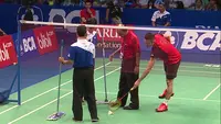 Pertandingan Lin Dan melawan Zulfadli Zulkiffli sempat dihentikan karena lapangan yang mereka gunakan bocor.