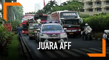 Timnas U-22 menggelar arak-arakan dari hotel Sultan Jakarta menuju Istana Negara untuk bertemu dengan Presiden Jokowi.