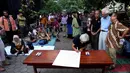 Ibu korban tragedi Mei 1998, Sumarsih membubuhkan tanda tangan saat Deklarasi "LBH Rumah Kita" di pelataran LBH, Jakarta, Senin (25/9). Pasca penyerangan, LBH membuka kantor dan gedung serta layanan Bantuan Hukumnya. (Liputan6.com/JohanTallo)