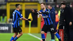 Gelandang Inter Milan, Christian Eriksen saat mengantikan penyerang Alexis Sanchez pada pertandingan perempat final Coppa Italia di stadion San Siro, Milan, Rabu (29/1/2020). Eriksen dibeli Inter Milan dari Tottenham Hotspur dengan kontrak selama hingga 2024. (AFP Photo/Miguel Medina)
