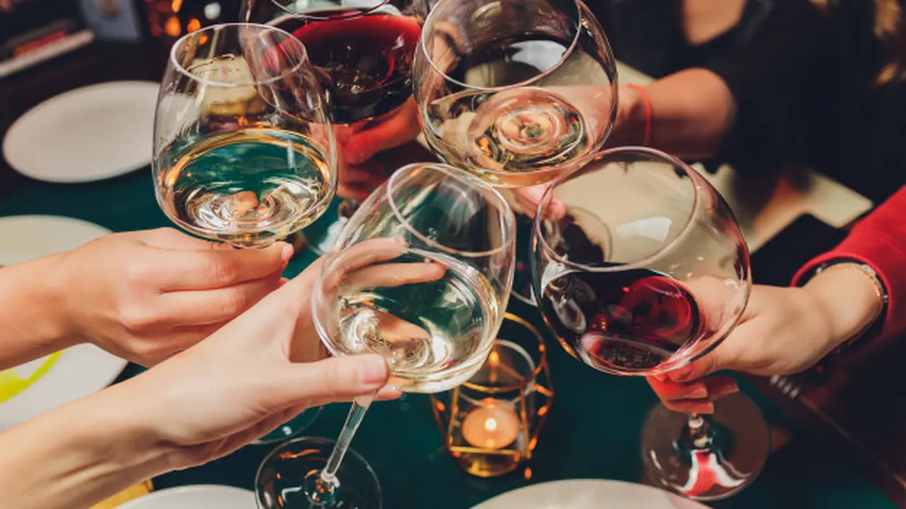 Ilustrasi meminum wine