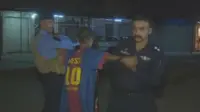 Salah seorang pelaku bom bunuh diri berkostum Barcelona berhasil dilucuti polisi Irak (Marca)