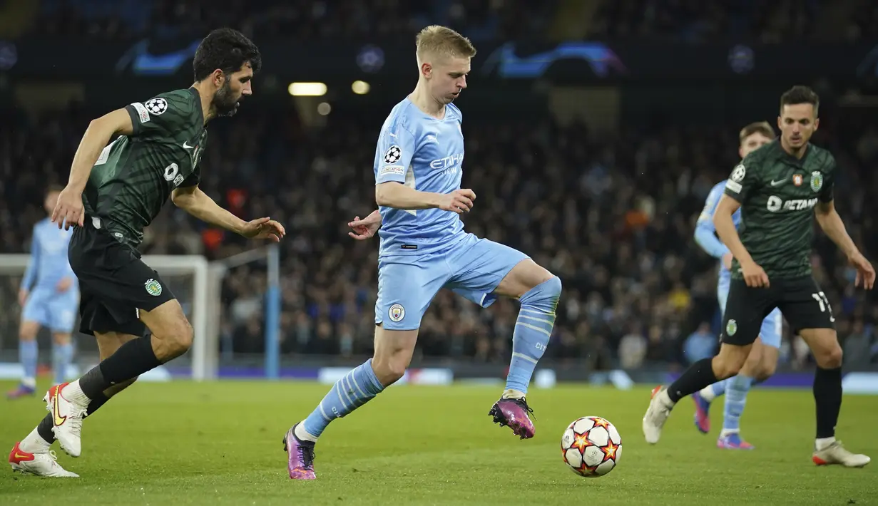 Gelandang Manchester City Oleksandr Zinchenko berebut bola dengan bek Sporting Lisbon Luis Neto pada leg kedua babak 16 besar Liga Champions, Kamis (10/3/2022) dini hari WIB. Manchester City tetap melaju ke perempat final meski bermain imbang 0-0 dengan Sporting Lisbon. (AP Photo/Dave Thompson)