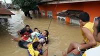 Sejumlah petugas SAR mengevakuasi seorang ibu dan bayinya dengan perahu karet saat banjir luapan Sungai Babura di kawasan kelurahan Kuala Bekala Medan Johor Kota Medan, Sumut. (Antara)