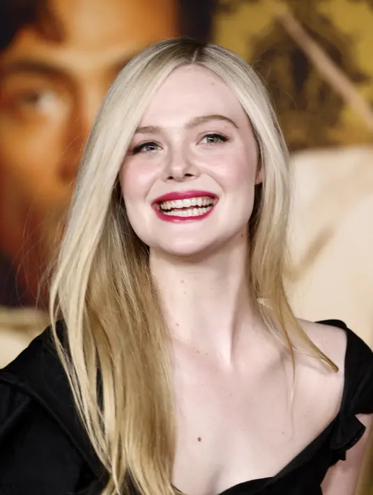 Elle Fanning tersenyum saat menghadiri pemutaran perdana film "Babylon" di Academy Museum of Motion Pictures di Los Angeles, California pada 15 Desember 2022. Riasannya dilakukan secara klasik, terdiri dari lapisan maskara hitam untuk membuat matanya melotot, perona pipi merah muda, dan lipstik merah cerah. (Frazer Harrison/Getty Images/AFP)