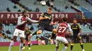 Penyerang Stoke City, Sam Vokes, berusaha menyundul bola ke gawang Aston Villa pada laga Piala Liga Inggris di Stoke City, Jumat (2/10/2020) dini hari WIB. Aston Villa kalah 0-1 atas Stoke City. (AFP/Peter Powell/pool)