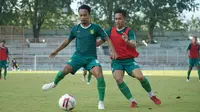 Dua pemain Persebaya Surabaya, Muhammad Hidayat dan Reva Adi Utama, tampak serius menjalani latihan. (Dok. Persebaya)