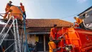 Petugas mengisi wadah toren 1000L milik warga saat pendistribusian air bersih oleh BPBD DKI Jakarta di Cilandak Timur, Jakarta Selatan, Senin (21/9/2026). Penyaluran dilakukan untuk membantu warga memenuhi kebutuhan air selama kekeringan berlangsung. (KLY/Budy Santoso)