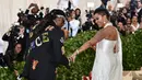 Rapper 2 Chainz melingkarkan cincin di jari Kesha Ward saat melamar sang kekasih pada Met Gala 2018 di Metropolitan Museum of Art, New York, Senin (7/5). Rapper itu ingin memberikan kejutan pada malam Met Gala pertama mereka. (Charles Sykes/Invision/AP)