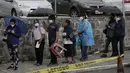 Pensiunan harus antre panjang menunggu disuntik vaksin Covid-19 di luar pusat vaksinasi Social Security Institute di Quito, Ekuador, Kamis (6/5/2021). Para lansia dan pendampingnya menunggu berjam-jam untuk divaksinasi. (AP Photo/Dolores Ochoa)