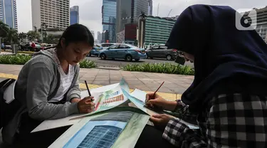 Dua mahasiswa Institut Kesenian Jakarta melukis suasana di sekitar kawasan Bundaran HI Jakarta, Kamis (5/12/2019). Kegiatan melukis ini merupakan salah satu tugas bagi mahasiswa baru guna mengembangkan keahlian dalam bidang seni rupa. (Liputan6.com/Faizal Fanani)
