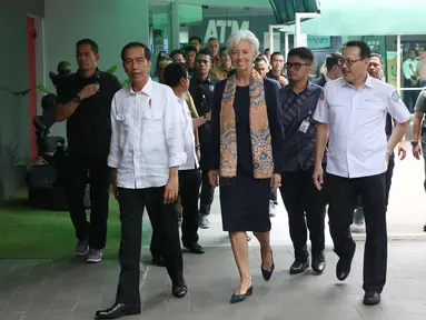 Presiden Joko Widodo bersama Managing Director IMF Christine Lagarde dan Dirut BPJS Fachmi Idris berjalan untuk melihat fasilitas pelayanan Kartu Indonesia Sehat (KIS) di RSPP Jakarta, Senin (26/2). (Liputan6.com/Angga Yuniar)