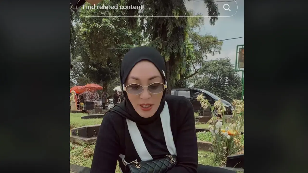 Angelina Sondakh Ziarah ke Makam Adjie Massaid