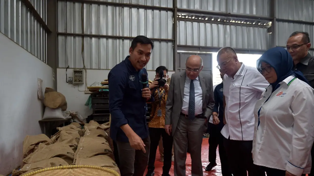 Staf Khusus Menteri Perdagangan Bidang Perjanjian Perdagangan Internasional Bara Krishna Hasibuan melepas ekspor perdana satu kontainer kopi milik Koperasi Gunung Luhur Berkah (GLB) Subang ke Mesir senilai USD 60 ribu, atau sekitar Rp 890 juta.