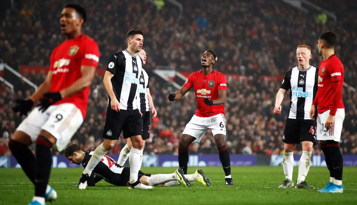 Reaksi pemain Manchester United Paul Pogba setelah kehilangan kesempatan saat bertanding melawan Newcastle United pada pertandingan Liga Inggris di Old Trafford, Manchester, Inggris, Kamis (26/12/2019). Manchester United menang 4-1 atas Newcastle United. (Martin Rickett/PA via AP)