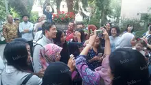 Pebalap Manor Racing asal Indonesia, Rio Haryanto, diajak berfoto bersama warga Indonesia saat hadir dalam acara meet and greet di Kantor KBRI Wina, Austria, Selasa (28/6/2016). (Bola.com/Reza Khomaini)