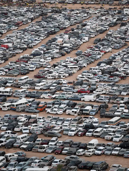 Gambar yang diambil pada 15 April 2016, menunjukkan pemandangan puluhan ribu mobil sitaan yang berada di penampungan Wadi Laban, Riyadh. Puluhan kendaraan ini disita kepolisian Arab Saudi atas berbagai kasus pelanggaran lalu lintas. (Fayez NURELDINE/AFP)