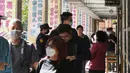 Orang-orang mengantre untuk memberikan suara mereka dalam pemilihan presiden di sebuah tempat pemungutan suara di sebuah sekolah dasar di New Taipei City pada tanggal 13 Januari 2024. (Sam Yeh/AFP)