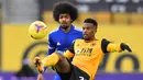 Bek Wolverhampton Wanderers, Nelson Semedo (kanan) menguasai bola dibayangi gelandang Leicester City, Hamza Choudhury dalam laga lanjutan Liga Inggris 2020/21 pekan ke-23 di Molineux Stadium, Minggu (7/2/2021). Wolverhampton bermain imbang 0-0 dengan Leicester. (AFP/Justin Tallis/Pool)