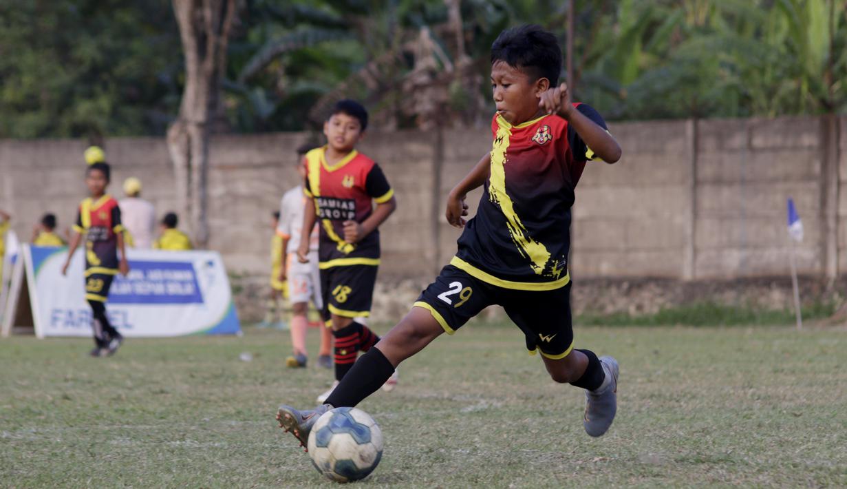 Pemain Java Soccer Academy saat bertanding melawan B24HABS pada laga Indonesia Junior League 2019 di Lapangan Sawangan, Minggu (20/10). Dari liga kelas junior ini diharapkan bisa melahirkan pesepakbola muda berbakat dan berkualitas. (Bola.com/M Iqbal Ichsan)