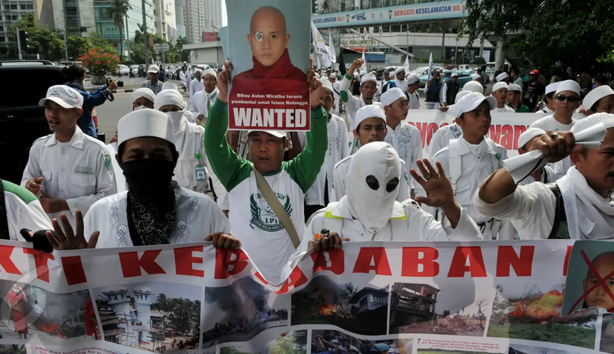  FUI mendesak pemerintah Myanmar agar menghentikan permusuhan, penjarahan, dan pembantaian kepada Muslim Rohingya saat aksi di depan Kedubes Myanmar, Jakarta, Rabu (27/5/2015). (Liputan6.com/Johan Tallo) 