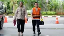 Anggota Komisi XI DPR RI FPG Aditya Anugrah Moha berjalan memasuki Gedung KPK, Jakarta, Selasa (10/10). Sebelumnya, Aditya ditangkap tangan petugas KPK bersama Ketua Pengadilan Tinggi Manado, Sudiwardono. (Liputan6.com/Helmi Fithriansyah)