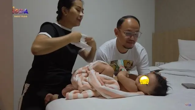 6 Momen Iis Dahlia Momong Anak Rizki DA, Telaten Bak Cucu Sendiri