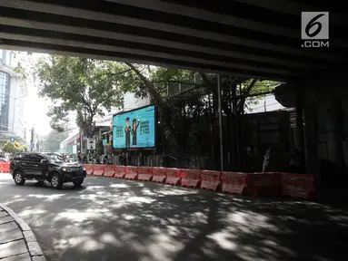 Kendaraan melintas di  Jalan Blora, Jakarta, saat uji coba rekayasa lalu lintas, Rabu (10/1). Rekayasa lalu lintas ini meliputi Jalan Kendal, Tanjung Karang dan Blora yang hanya dapat melaju satu arah ke Stasiun Sudirman Baru. (Liputan6.com/Arya Manggala)