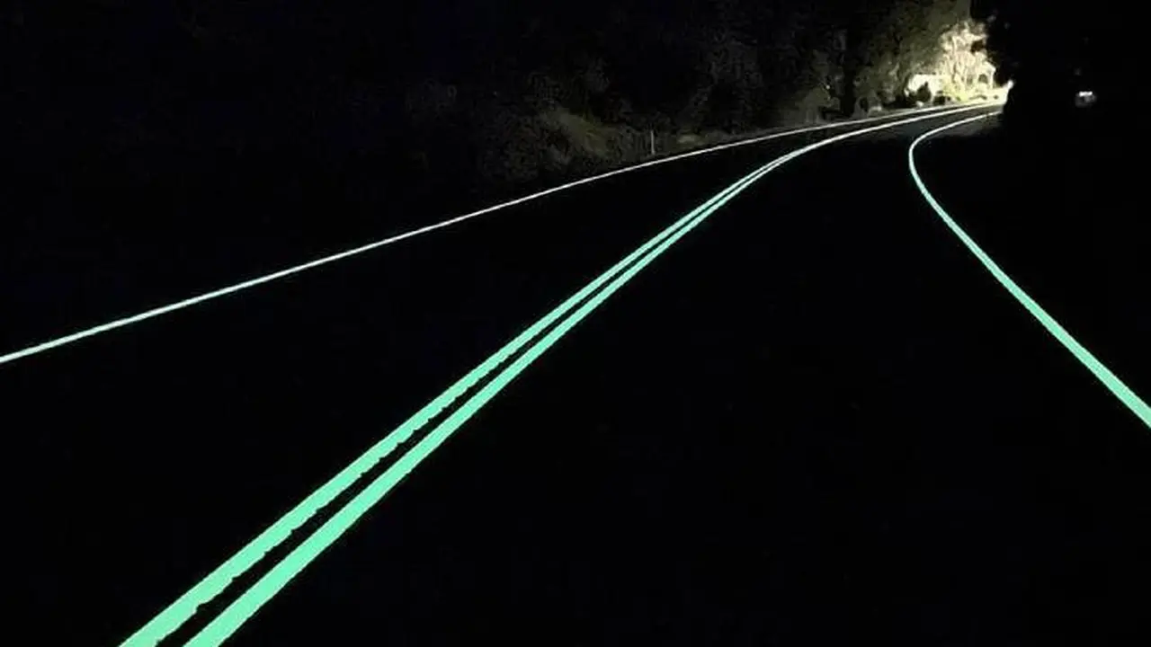 Australia terapkan marka jalan glow in the dark untuk tingkatkan kewaspadaan berkendara (Carsales Australia)