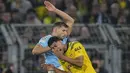 Gelandang Borussia Dortmund Jude Bellingham meringis kesakitan setelah berbenturan dengan bek Manchester City Ruben Dias pada matchday 5 Grup G Liga Champions 2022/2023 di Signal Iduna Park, Rabu (26/10/2022) dini hari WIB. Borussia Dortmund menahan imbang Manchester City dengan skor tanpa gol. (AP Photo/Martin Meissner)