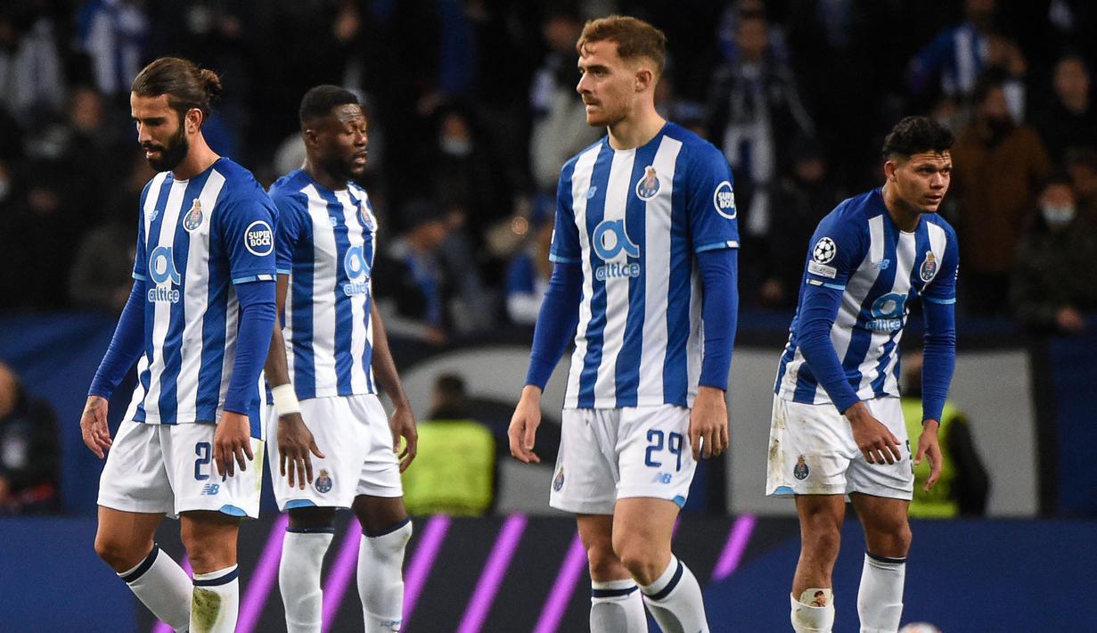Tuan rumah FC Porto mendapatkan gol hiburan ketika laga memasuki menit 90+6 lewat tendangan penalti Sergio Oliveira. Mereka harus tertunduk 1-3 usai wasit meniup peluit panjang tanda berakhirnya pertandingan. (AFP/Miguel Riopa)