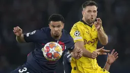 Gelandang PSG, Warren Zaire-Emery (kiri) berebut bola dengan striker Borussia Dortmund, Niclas Fullkrug pada laga leg kedua semifinal Liga Champions 2023/2024 di Parc des Princes Stadium, Paris, Rabu (7/5/2024). (AP Photo/Christophe Ena)