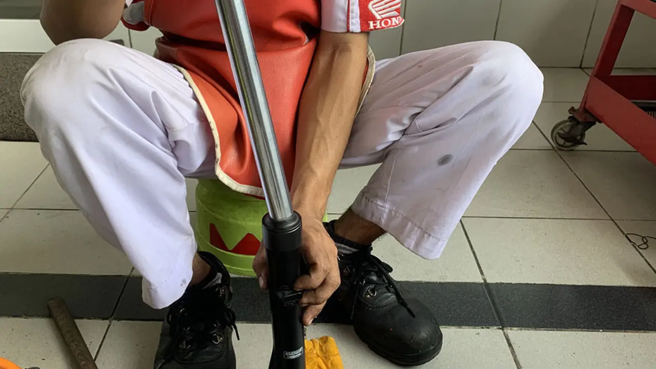 Ilustrasi mengganti oli shock (Astra Motor Jateng)