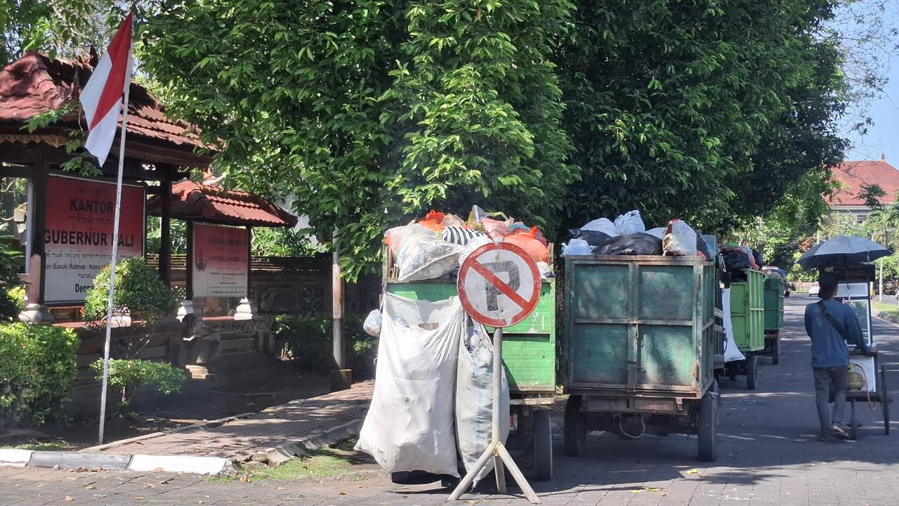 Tak Boleh Kirim ke TPS, Motor Pengangkut Sampah Ramai-Ramai Tebar Bau Tak Sedap di Kantor Gubernur Bali