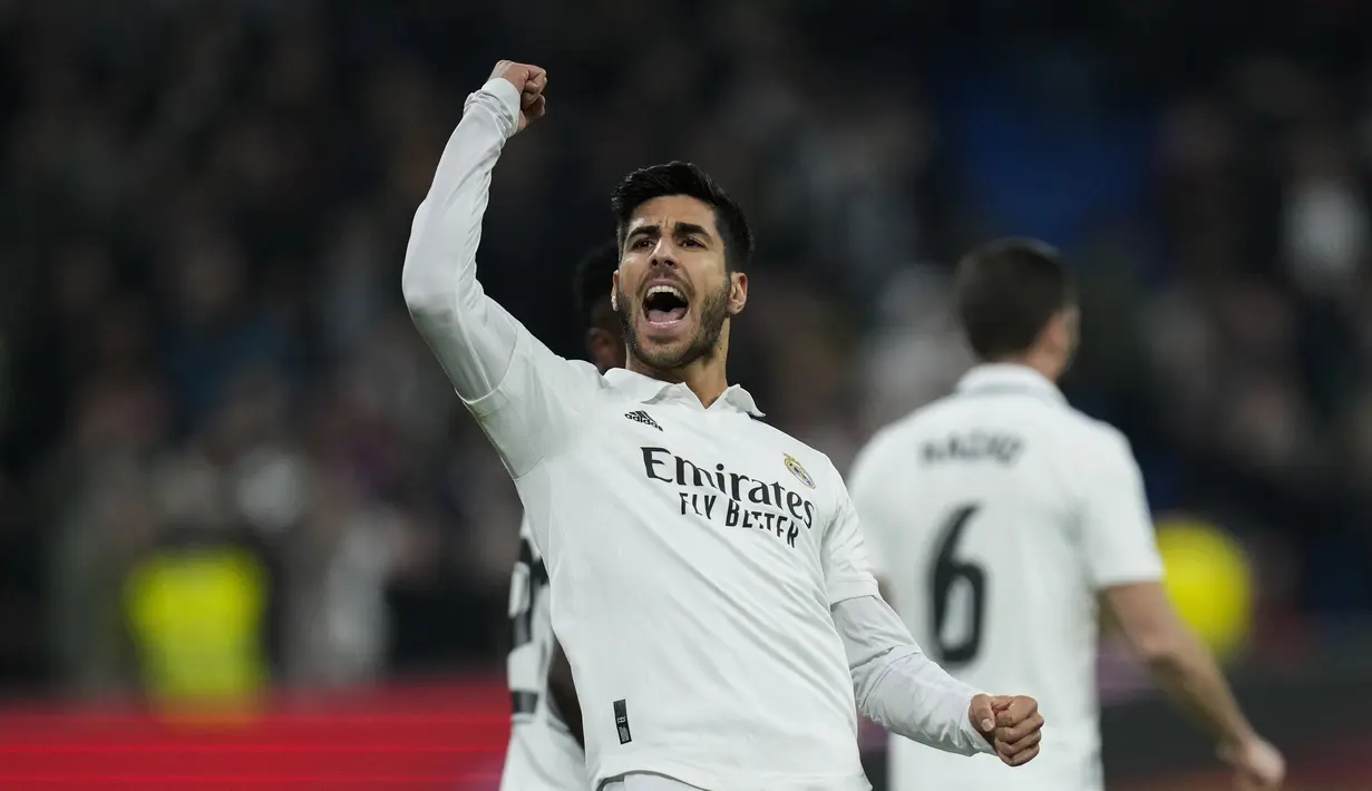 Gelandang Real Madrid, Marco Asensio melakukan selebrasi setelah mencetak gol ke gawang Valencia selama pertandingan La Liga Spanyol di stadion Santiago Bernabeu di Madrid, Jumat (3/2/2023). Hasil ini membuat Madrid bertahan di posisi dua klasemen Liga Spanyol dengan kini mengoleksi 45 poin, lima poin di belakang Barcelona. (AP/Bernat Armangue)