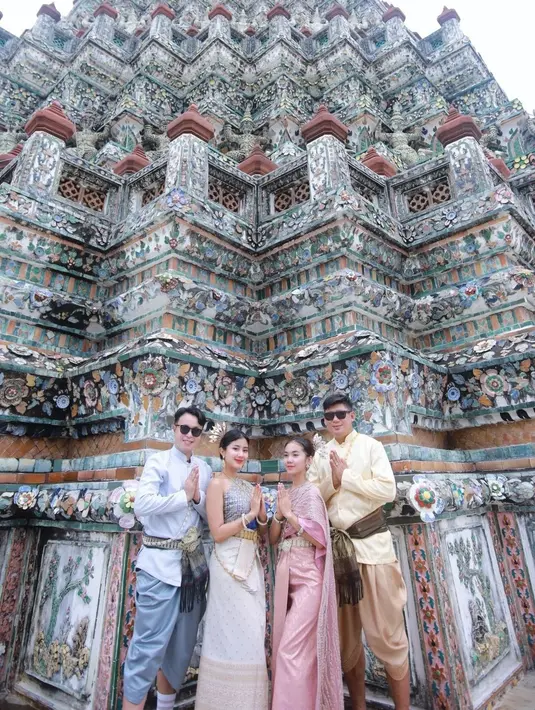 Tak sendiri, nampaknya Ghea Youbi kompak melakukan sesi pemotretan bareng teman sekaligus rekan kerjanya. Pakaian Chut Thai yang ia kenakan bernuansa biru menawan. (Lipitan6.com/IG@gheayoubi)