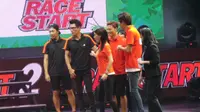 Tak hanya menghibur dengan suara saja, tim Running Man ini juga melakukan permainan yang seru bersama penggemar.
