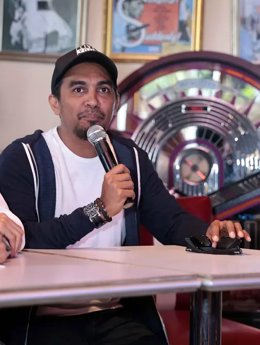 "Mungkin saja dia tidak bicara tentang gue, tapi berbicara tentang dirinya sendiri. Angle-nya kan nggak bisa diartikan," kata Glenn. (Deki Prayoga/Bintang.com)