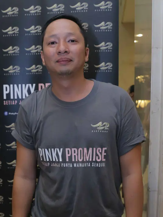 "Sekarang gue enggak merokok di depan anak. Tadinya mau berhenti pas punya anak, tapi susah," ujar aktor kelahiran Bandung 34 tahun sambil tertawa. (Andy Masela/Bintang.com)