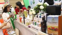 Presiden Direktur PT Kreasi Cantik Alami Listianawati Setio (kanan), menjelaskan produk kesehatan dan kecantikan dari bahan-bahan alami saat Trade Expo Indonesia 2018 di ICE BSD, Kamis (25/10). (Liputan6.com/Angga Yuniar)